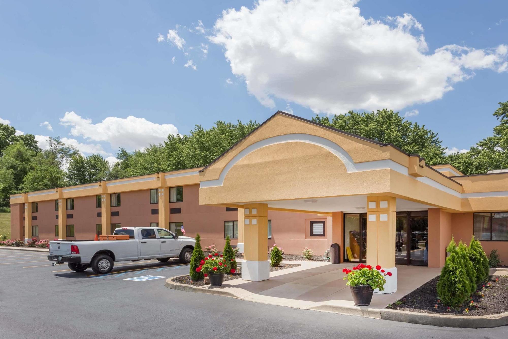 Super 8 By Wyndham Logansport Motel Екстериор снимка